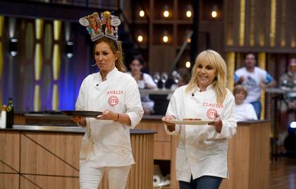Analía Franchín y Claudia Villafañe exponen sus platos ante el jurado
