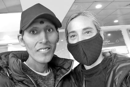 Analía junto a Víctor, en el aeropuerto de Ezeiza, justo antes de que pudiese volver a Bolivia a encontrarse con su familia.