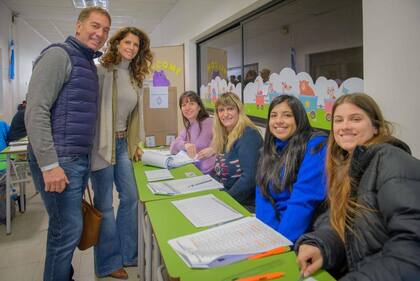 Analía Maiorana y Diego Santilli posaron junto a las autoridades de mesa