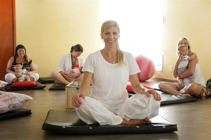 Alejandra Mejuto da clases de yoga a embarazadas