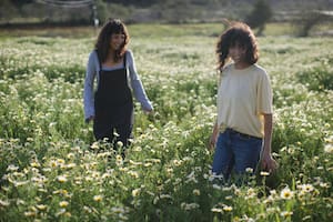 Analía Tártalos (izquierda) y Susana Tártalos (derecha) fabrican sahumos e inciensos en Ibiza