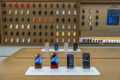 Analistas estimaron que con aranceles de 125% a los productos chinos, el iPhone más caro podría aumentar su precio al consumidor en US$800 en EE.UU.