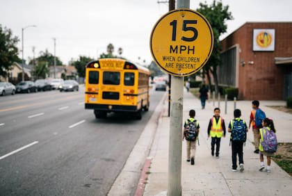 Analizan restringir los límites de velocidad en torno a las escuelas de Los Ángeles