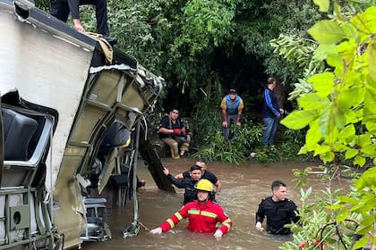 Analizan un audio atribuido al conductor del auto que chocó contra un micro: “Estoy volviendo a 180, 190″