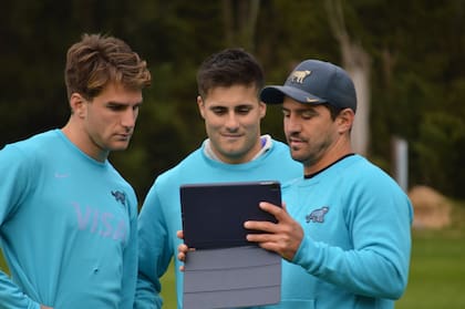 Analizando junto a su colega de puesto Tomás Albornoz y Joaquín Luchetti; el back formado en CASI será titular en la selección argentina absoluta por primera vez.