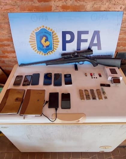 Analizarán el contenido de los celulares incautados en el allanamiento en la vivienda del comisario detenido en Tucumán