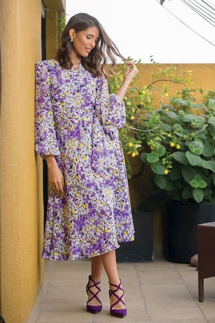 Taína vive a unos metros de la casa de su mamá. “Nos vemos seguido porque a ella le gustan mis carteras y la comida brasileña que cocino”, dice Anamá. En la otra página: la dueña de casa posa en la esquina favorita de su balcón, “El rincón de la morocha”.