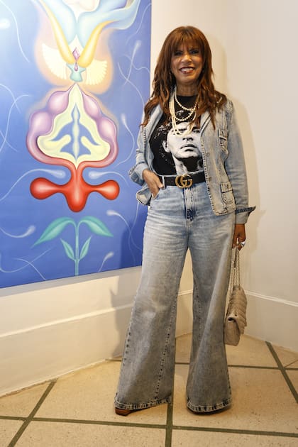 Anamá Ferreira, "con un look nevado vintage de los 80 y una remera de Maradona"