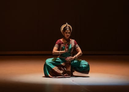 Anandini Dasi, en la pieza "Moksha", que expresa la liberación en una milenaria danza de la India de estilo odissi