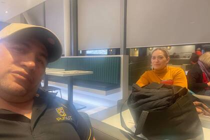 Anaru y Moira en el aeropuerto de Nueva Plymouth, donde pensaron que iban a quedar varados varios días tras la cancelación de su vuelo, pero esto no sucedió