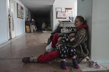 Anastasia Erashova llora mientras abraza a su hijo en un pasillo de un hospital en Mariupol, Ucrania, el 11 de marzo de 2022.
