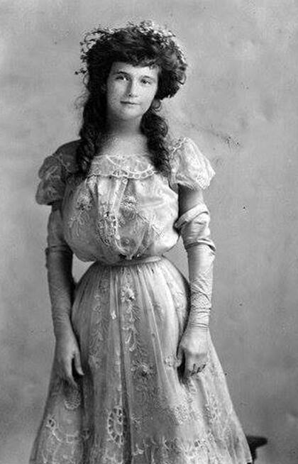 Anastasia fue la hija más pequeña del zar Nicolás y la Zarina Alejandra, era la más traviesa de sus hermanas.