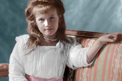 Anastasia Romanov fue fusilada junto con su familia a los 17 años; tras su muerte, nació el mito