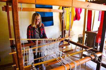 Anastasia, tejiendo un telar