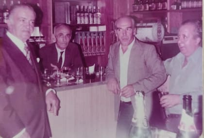 Anastasio, el fundador de la confitería Damasco, familiares, amigos y proveedores