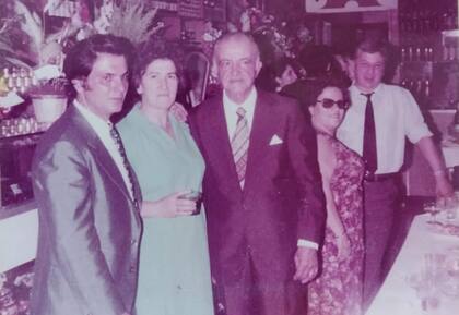 Anastasio, el fundador de la confitería Damasco, familiares, amigos y proveedores