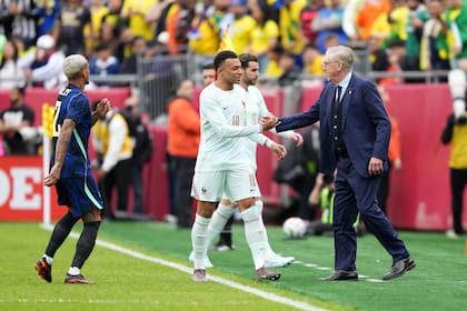Ancelotti saluda a Kylian Mbappe en el amistoso ante Francia en marzo de 2026