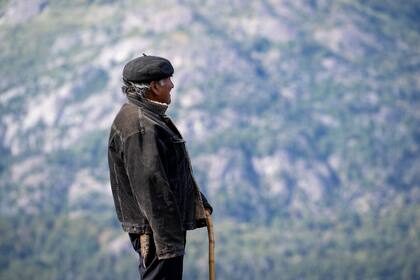 Anciano y solo Martín no teme vivir allí donde casi nadie nunca llega, frente al Volcán Lanín