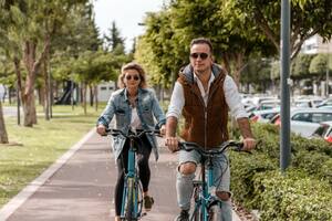 Andar en bicicleta puede despejar el estrés del día a día (Foto: Freepik)