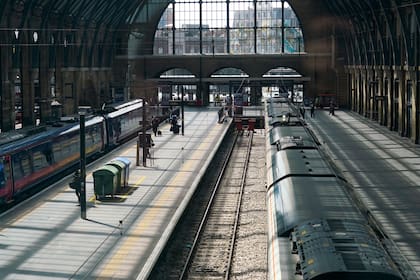 Andenes vacíos en la estación de King's Cross, en Londres, el martes 21 de junio de 2022.