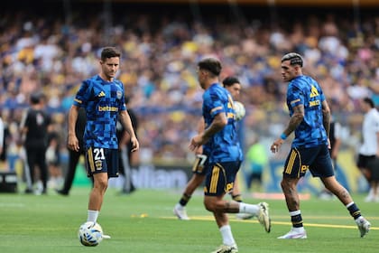 Ander Herrera, Alan Velasco y Lautaro Di Lollo, en la entrada en calor en la Bombonera; el defensor fue la figura de Boca en el debut en el torneo Apertura 2026