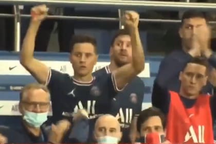 Ander Herrera festeja el gol de Icardi que le dio el triunfo a PSG; Messi, todavía enojado con Pochettino por su exclusión, casi no reaccionó.