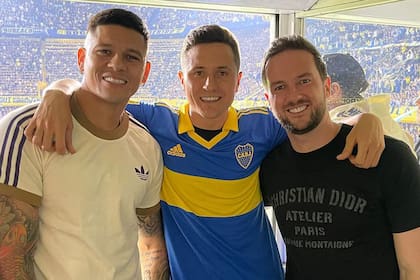 Ander Herrera junto a Marcos Rojo y su representante, Kristian Bereit, viendo a Boca desde un palco de la Bombonera