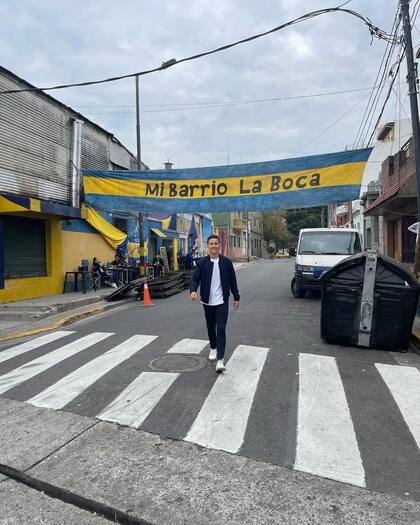 Ander Herrera posa feliz por las calles de La Boca, durante una visita que hizo en 2023