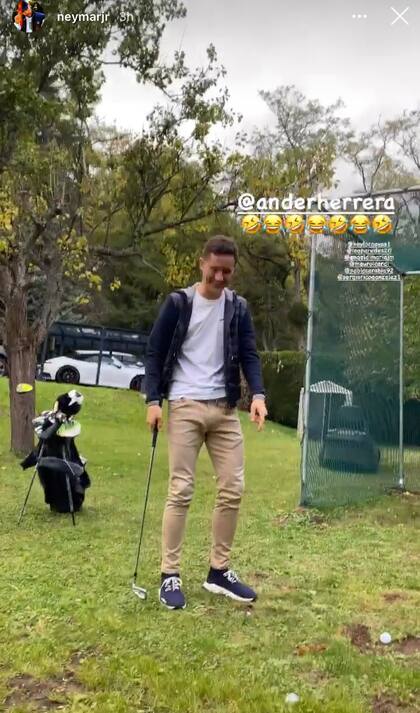 Ander Herrera se ríe por haberle pifiado a la pelota de golf. Crédito: Instagram