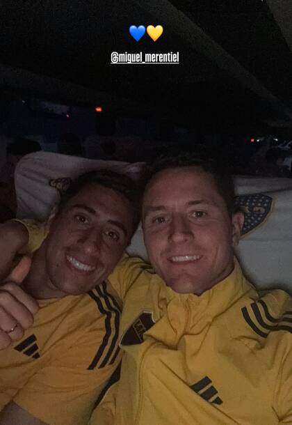 Ander Herrera sonríe junto a Merentiel en el micro, tras el agónico 2 a 1 de Boca sobre Estudiantes en La Plata (instagram.com/anderherrera)