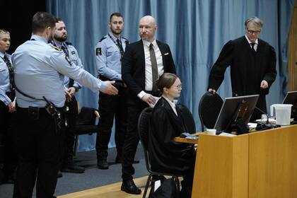 Anders Behring Breivik entra en una sala de la prisión de Ringerike antes del inicio de su juicio por sus condiciones de prisión, el 8 de enero de 2024 en Tyristrand, Noruega 