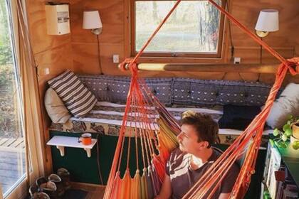 Anders Boisen en su pequeña casa en el bosque