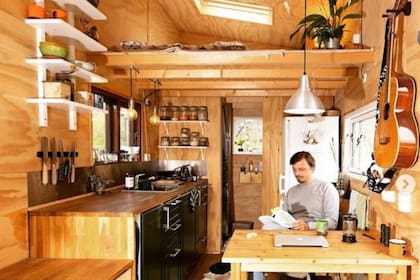 Anders, en la cocina de su cabaña en el bosque
