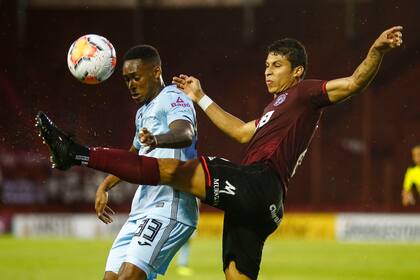 Alexis Pérez despeja ante Anderson, autor del segundo gol de Bolívar; Lanús apabulló al conjunto paceño y se clasificó a los cuartos de final de la Copa Sudamericana
