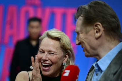 Anderson, en tanto, busco darle un giro a su carrera, cansada de ser mostrada siempre como la "chica sexy y tonta"; por su labor en el film The Last Showgirl obtuvo premios y varias nominaciones en la última temporada