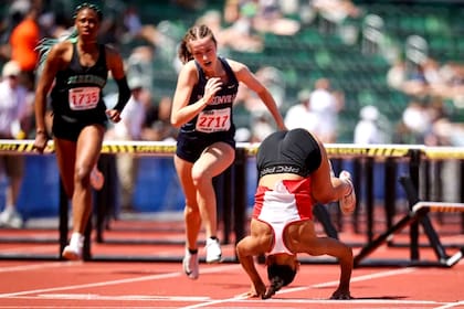 Anderson ganó la final de los 100 metros con vallas del campeonato estatal de la Asociación de Actividades Escolares de Oregon tras llegar a la meta rodando