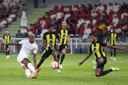 Anderson Talisca remata para el segundo gol de Al-Nassr contra Al-Ittihad