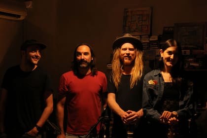 Andi Pomato, Sebastián Bereciartúa, Stu Larsen y Karina Vismara