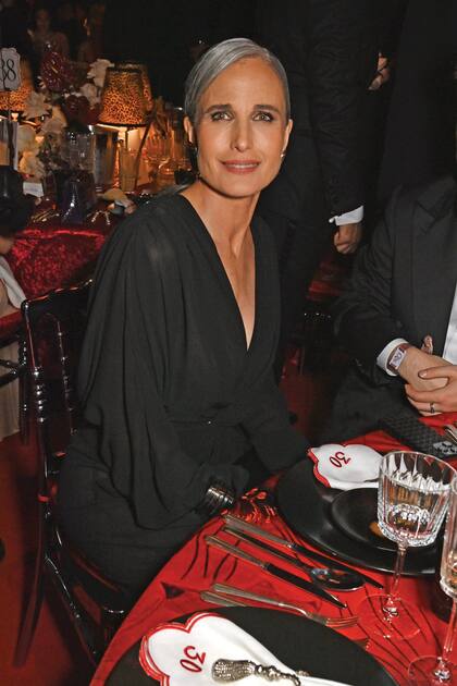 Andie MacDowell, con un impecable mono de manga larga y gran escote, diseño de Yves Saint Laurent.