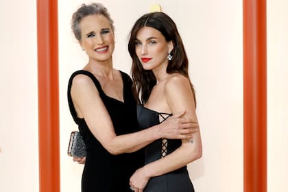 Andie MacDowell y su hija Rainey Qualley en los Oscar 2023