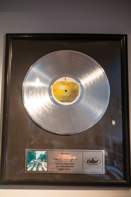 El disco de platino que les dieron a los Beatles por haber vendido un millón y medio de copias del álbum Abbey Road, que el periodista ganó en una subasta.