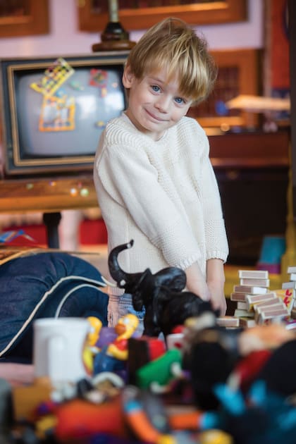 A sus 3 años, Monchi tiene luz verde para jugar en el museo de su padre con los juguetes habilitados para tal fin.