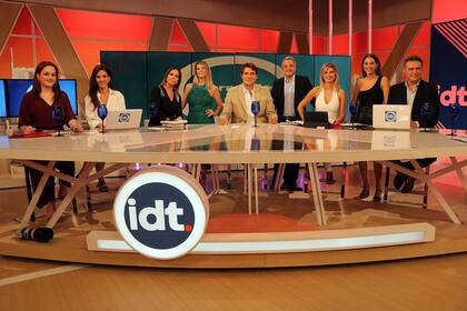 Andino junto al equipo de su programa