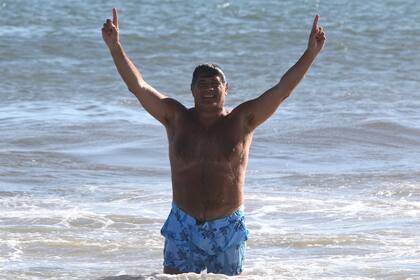 Andino sale airoso del agua, y le dedica un gesto cómplice a su mujer. El periodista y la artista plástica eligieron Punta del Este para un descanso en familia antes de comenzar con las obligaciones del 2025