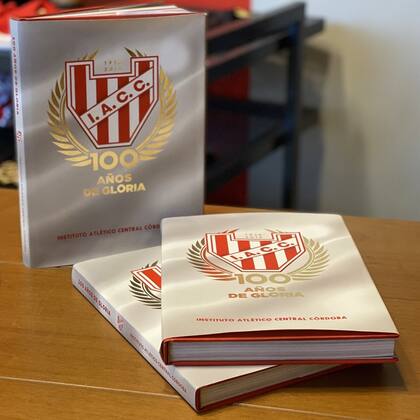 "100 años de gloria", el libro sobre Instituto de Córdoba que Dybala tiene en su living. Crédito: Tienda Instituto