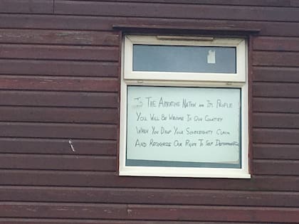 "A la Nación Argentina y su pueblo: Serán bienvenidos en nuestro país cuando dejen de reclamar la soberanía y reconozcan nuestro derecho a la autodeterminación". Uno de los cuatro carteles que se encuentran los turistas.