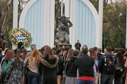 "Aceptamos sus disculpas", dijo Roncaglia frente a los estudiantes que habían bailado en el monumento a los policías caídos