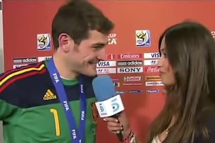 La pareja se conoció durante la Copa Confederaciones 2009, pero oficializaron su noviazgo cuando él le robó un beso durante una entrevista en el Mundial de Sudáfrica