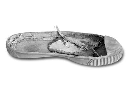 "Algunos verán una zapatilla y otros un pie que no está", dice Mainoldi. Más sobre su proyecto: @posguerralibro (en Instagram y Facebook)