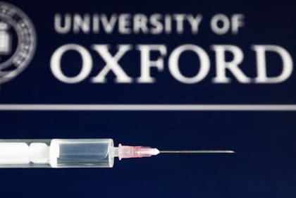 La fase 3 del ensayo clínico la vacuna de Oxford está en pausa a raíz de reacciones adversas graves en un voluntario